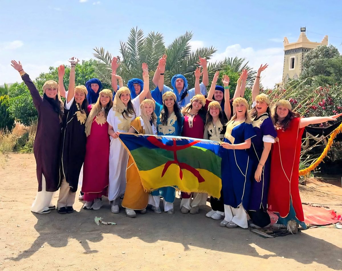 Tour Estudiantil de 4 Días en Marruecos: estudiantes en el desierto de Merzouga